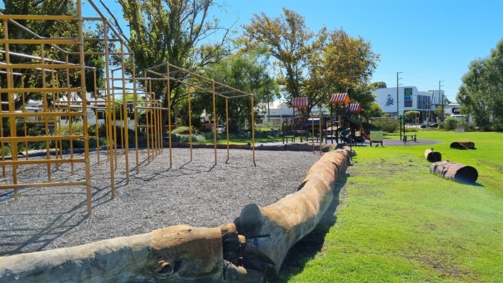 Parks & Facilities - Birdwood - Birdwood Square Playground