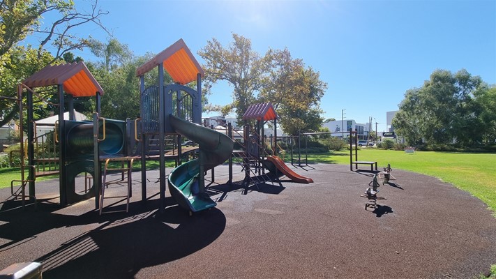 Parks & Facilities - Birdwood - Birdwood Square Playground